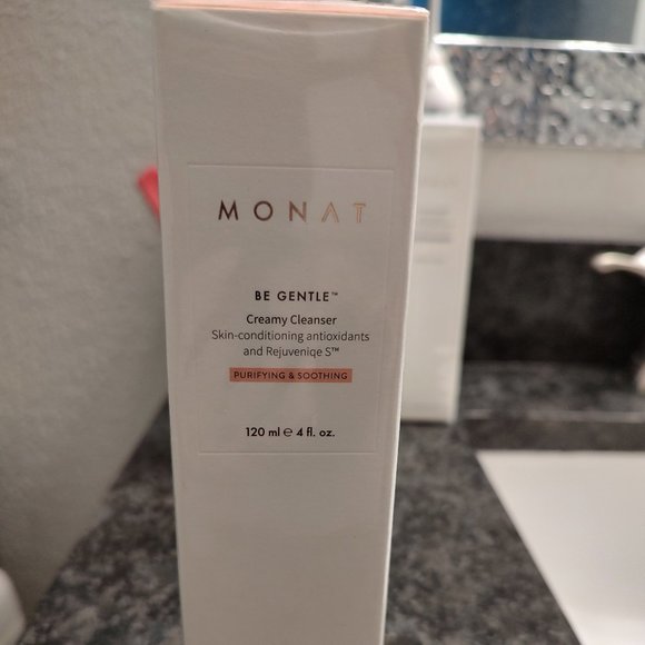 Monat Facial Cleanser - Picture 2 of 9